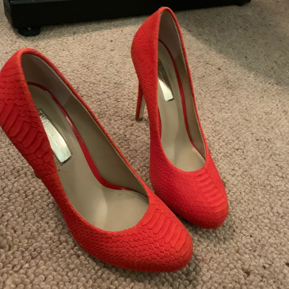 Snake print bright orange/red pump